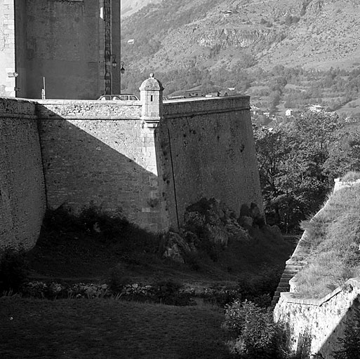 Enceinte de ville. Bastion 18, flanc et face droite avec le chevet de la collégiale.