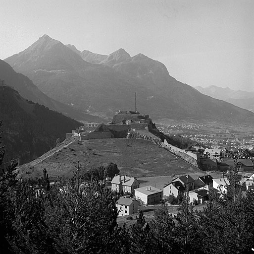 Vue d'ensemble prise des Salettes. A droite, front nord de l'enceinte de ville et porte de Pignerol.