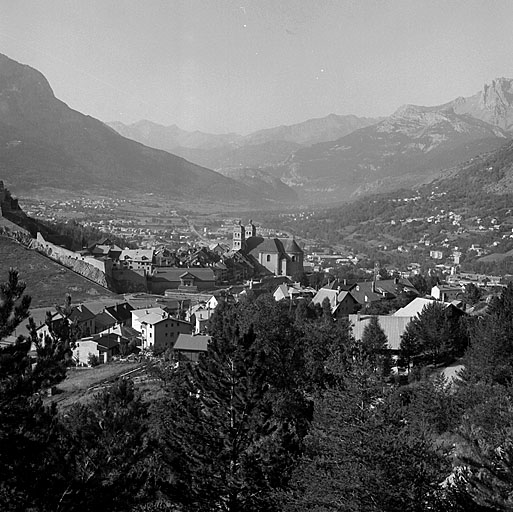 Ville haute prise du nord-est depuis la route du fort des Salettes.