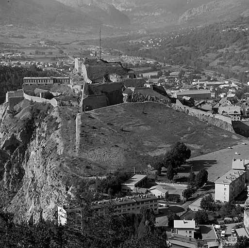 Vue rapprochée prise du fort des Salettes.