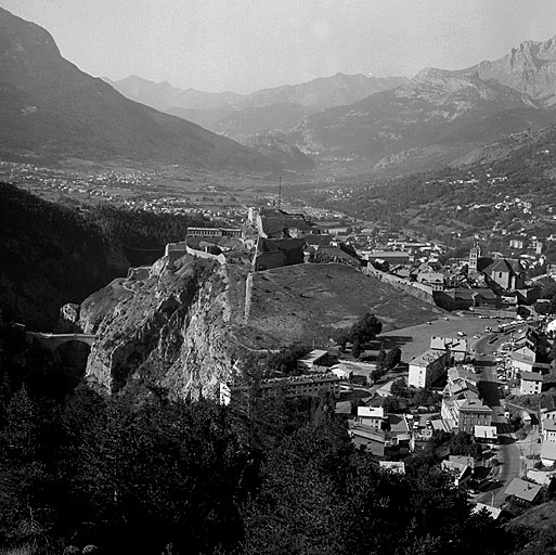 Château, ville et gorges de la Durance vus du fort des Salettes.