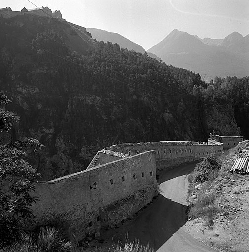 Enceinte de ville. Front sud-est. Vue intérieure du mur défensif pris en direction de la porte 89.
