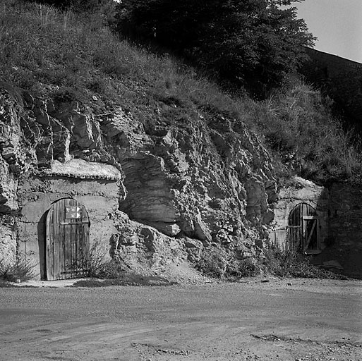 Enceinte de ville. Pente sud du château : entrées de l'abri caverne du central téléphonique de la place.