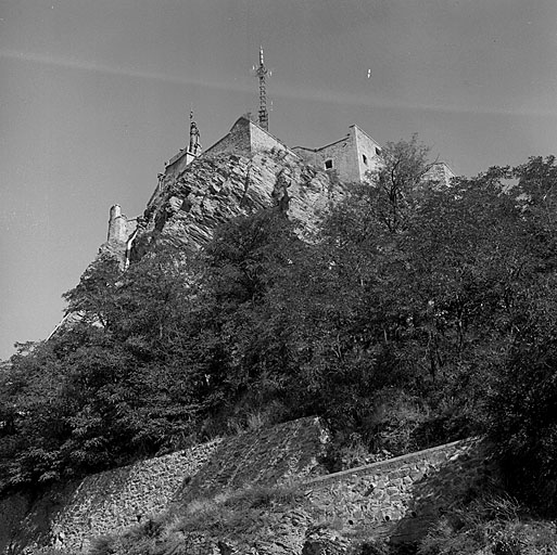 Extrémité sud du château supérieur prise depuis le pied.