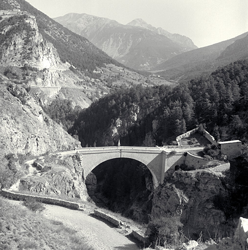 Vue d'ensemble prise du sud, depuis la route venant de la porte du corps de place. A droite, le tambour défensif. En arrière, en haut et à gauche, le fort des Salettes. Au centre, la vallée de la Clarée, la route d'Italie et en haut, à l'arrière plan, le Chaberton.