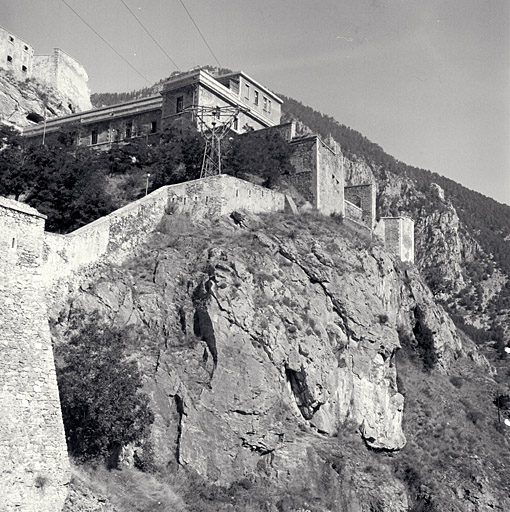 Raccordement de l'enceinte de ville (front sud-est) avec l'enceinte du château bas, au-dessus des escarpements des gorges de la Durance. Caserne de siège A et, en haut et à gauche, cavalier supérieur.