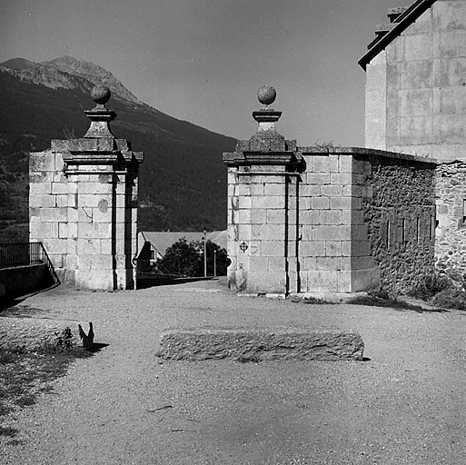 Enceinte de ville. Porte 89 menant au pont d'Asfeld. Vue extérieure.