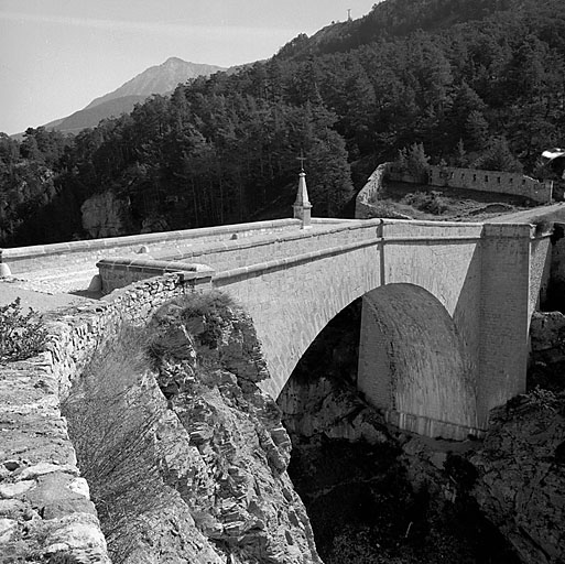 Vue oblique de la face sud prise depuis la route venant du corps de place. A l'arrière plan, à gauche, le fort du Janus.