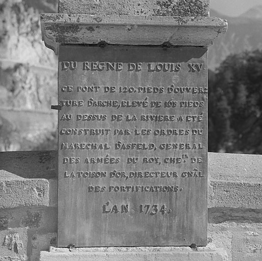 Vue rapprochée de la plaque commémorative de la croix centrale.