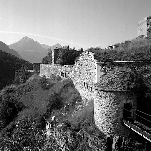 Château bas. Saillant nord-est, flanc est, batterie 7 et tour basse de flanquement. Au fond pic de la Grande Maye.