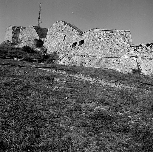 Château supérieur, flanc est. De gauche à droite : cavalier supérieur 4, cavalier 5, mur de soutènement de la rampe d'amenée des pièces, cavalier 6 et bastion 8. En premier plan, glacis.