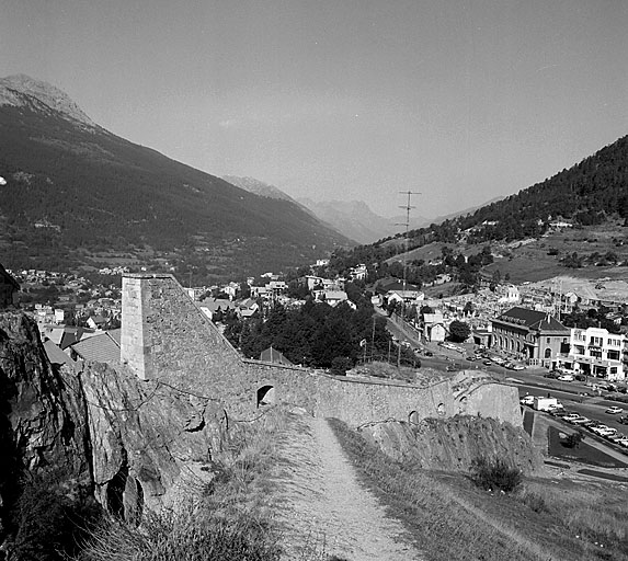 Extrémité de la branche de jonction de l'enceinte de ville vue du chemin couvert du front nord-est.