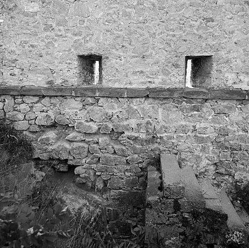 Batardeau crénelé fermant le fossé en capitale du bastion 8. En bas, pas de souris.
