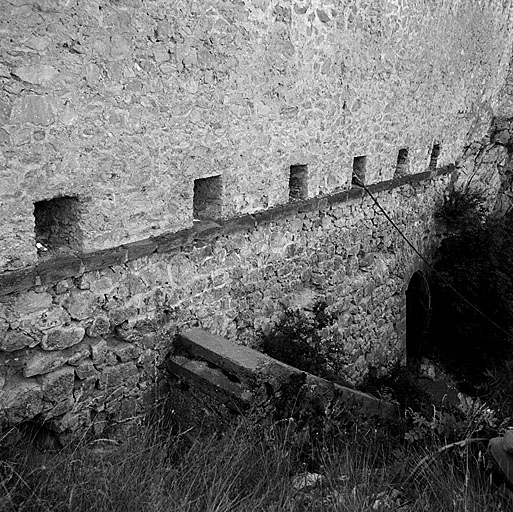 Batardeau crénelé fermant le fossé en capitale du bastion 8. Pas de souris et poterne.