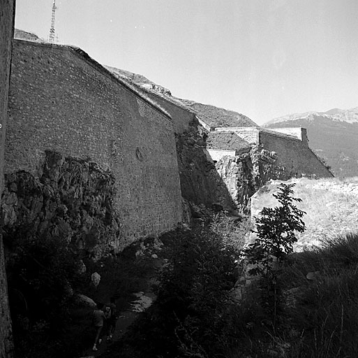 Front nord-est. Fossé. A gauche, face du bastion 8. A droite, flanc droit et face du bastion 9-10, contrescarpe et chemin couvert.