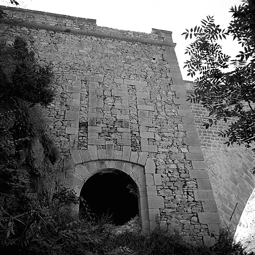 Culée est, face nord. Porte défensive à pont-levis.