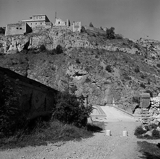 Front est vu du pont d'Asfeld. De gauche à droite : bastion 14 (bâtiment D), caserne A (pignon est), latrines C, masque B (pignon est).