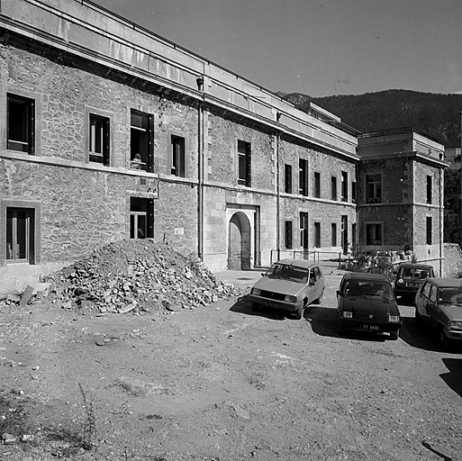 Caserne A. Façade de gorge.