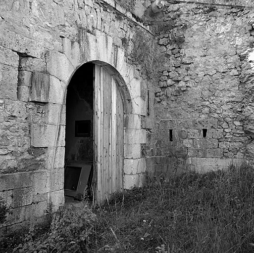 Masque B. Face nord : porte de passage des matériels avec, à droite, créneaux de fusillage de la galerie sous roc.