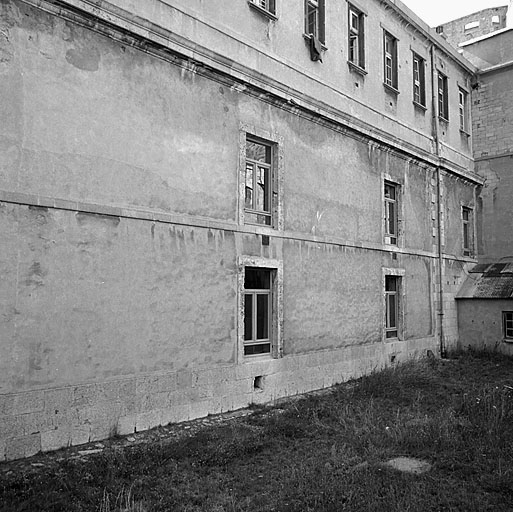 Caserne A. Façade nord sur cour.