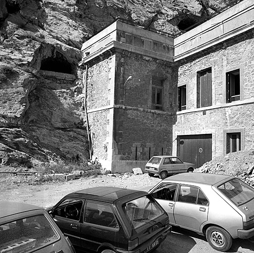 Caserne A. Gorge. Bastionnet de gauche, escarpement et baie d'éclairage de la galerie montant au cavalier supérieur.