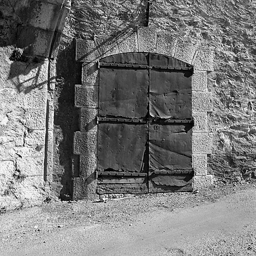 Ville haute. Porte du magasin à poudre T, au pied du château.