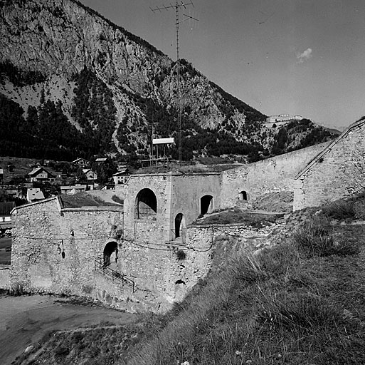 Extrémité nord-est de l'enceinte de ville. Vue prise de l'intérieur. Façade arrière des batteries 57 et 32. A l'arrière plan, de gauche à droite, position de la Croix de Toulouse et fort des Salettes.