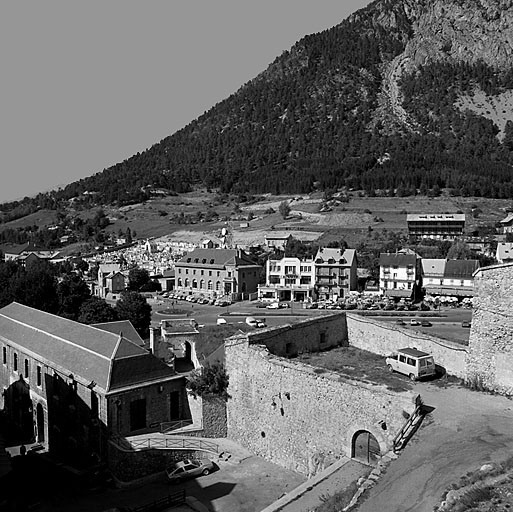 Enceinte. Front nord. Vue arrière prise du pied du château. En bas, à gauche, pavillon de la porte de Pignerol et, à droite, gorge de la batterie 16.