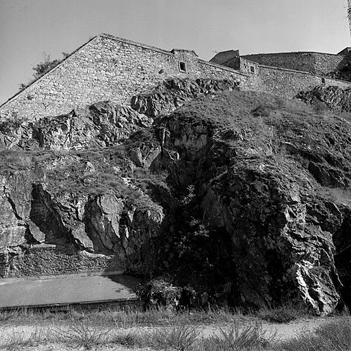 Front ouest du château supérieur, au-dessus du magasin à poudre T.