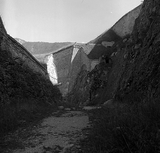 Front nord-est. Le bastion 8 vu du pied du bastion 9-10, au fond du fossé. A gauche, contrescarpe et traverse de chemin couvert.