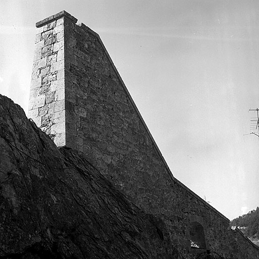 Enceinte de ville. Extrémité nord-est de l'escarpe, au pied du château. Vue de l'extérieur.