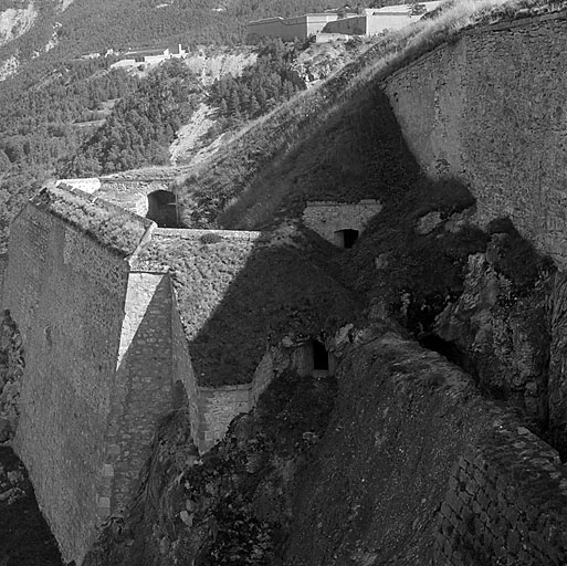 Vue rapprochée du bastion 8 prise du bastion 9. Au centre, superposées, embrasures des coffres à canon. A droite courtine 8-9 (12) et soutènement du cavalier 6.