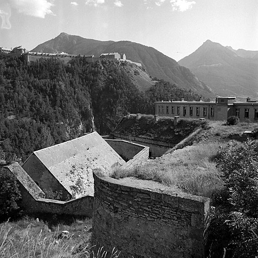 Château bas. De gauche à droite : magasin à poudre 60 (C), masque B, caserne A et rampe montant au cavalier 6. Au fond et à gauche, le fort des Têtes.