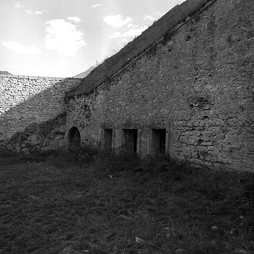 Front nord-est. Cavalier 6. Façade de la casemate K avec, à gauche, porte de la galerie de communication montant au cavalier 5.