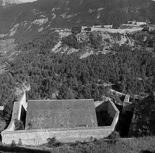 Magasin à poudre 60 (C). Vue prise depuis le pied du cavalier supérieur. Au fond, le fort des Têtes.