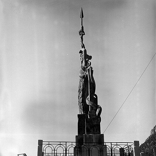 Statue de la France, de Bourdelle, installée au sommet du château.