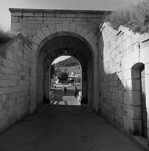 Enceinte de ville. Avant porte de Pignerol. Vue prise dans l'axe du passage depuis l'intérieur de la demi-lune 30.
