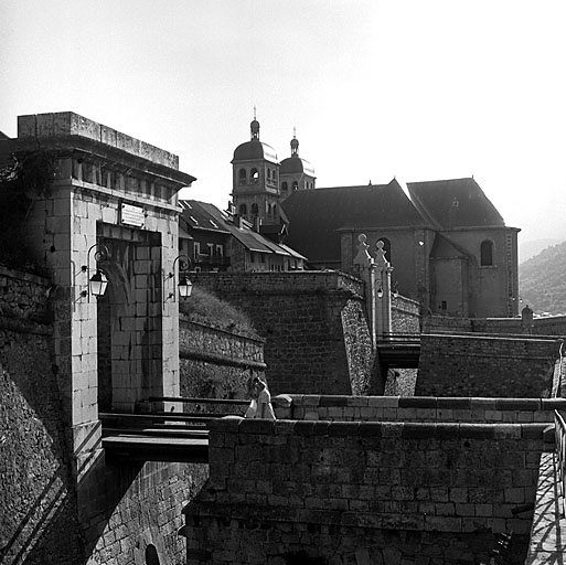 Enceinte de ville. Avant porte de Pignerol. Au fond, bastions 17 et 18, et collégiale.