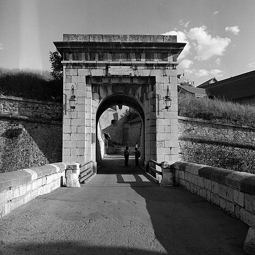 Demi-lune 30. Avant porte de Pignerol. Vue extérieure.