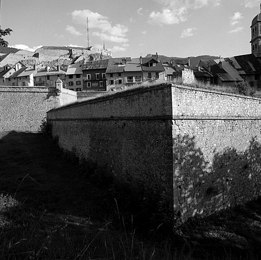 Enceinte de ville. Demi-lune 19. Vue prise en capitale. En arrière, à gauche, bastion 17.