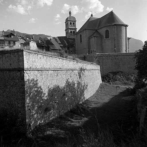 Enceinte de ville. Demi-lune 19. Face gauche et, à droite, bastion 18.