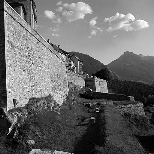 Enceinte de ville. Front ouest. Fausse braie vue d'enfilade du pied du bastion 18 vers le bastion 20, du nord vers le sud.