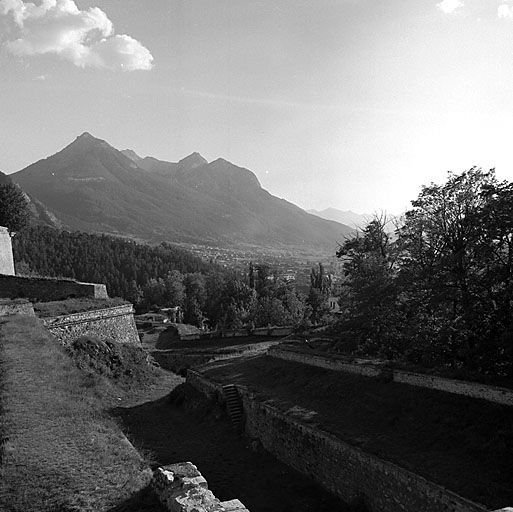 Enceinte de ville. Front ouest. Vue de la fausse braie et de la contregarde prise du pied du bastion 18 vers le sud.