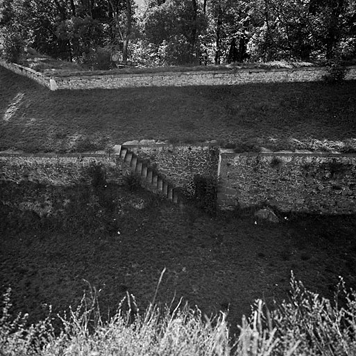 Enceinte de ville. Front ouest. Escalier d'accès à la contregarde.