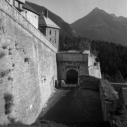 Front ouest. Porte d'Embrun et bastion 23. A gauche, courtine 20-23. A droite, parapet de la fausse braie.