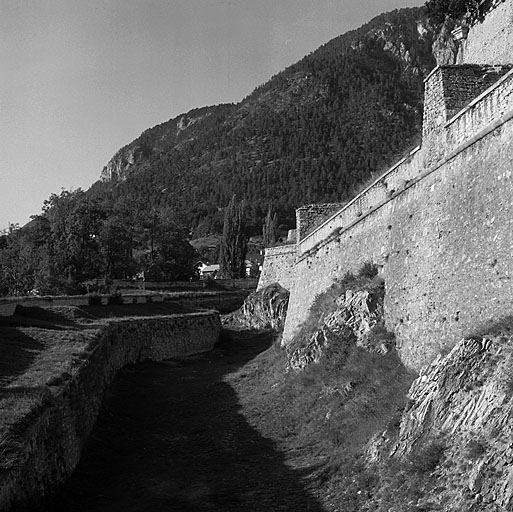 Enceinte de ville. Front ouest. Vue sud-nord prise dans l'axe du fossé.