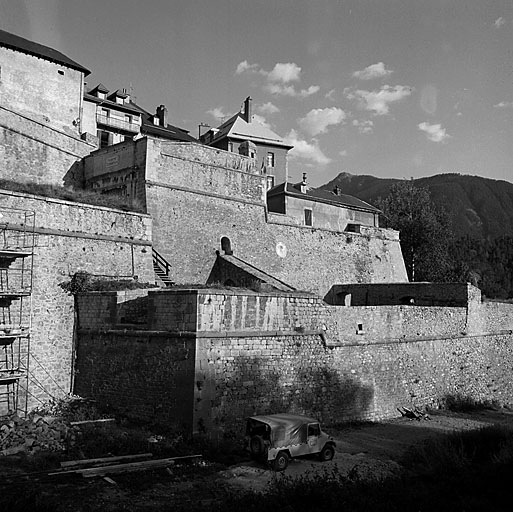 Enceinte de ville. Front ouest. Extrémité sud. Bastion 45 de la fausse braie et bastion 23 du corps de place, avec la porte d'Embrun vus de la contregarde.
