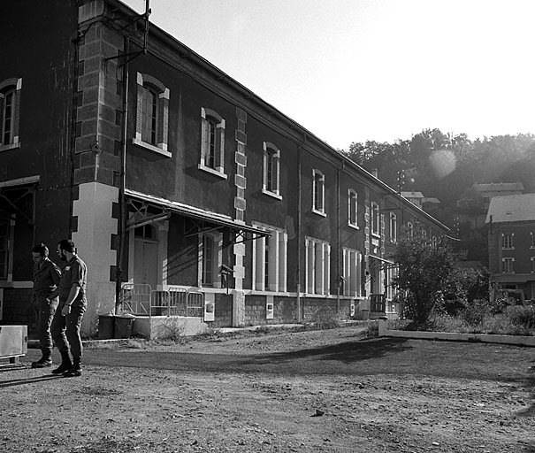 Bâtiment 001. Façade sur la cour centrale. Derrière, à droite, toiture du magasin X.