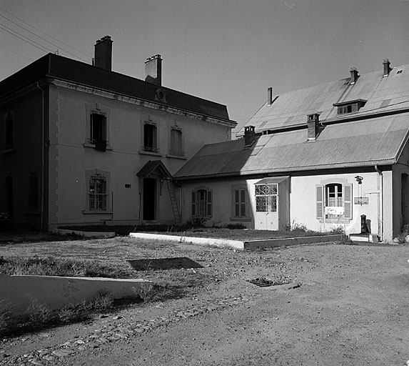 Bâtiment 003. Vue d'ensemble prise du sud-ouest.