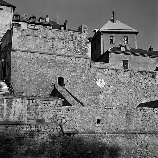 Enceinte de ville. Le bastion 23 vu de la contregarde avec, au pied, bastion 45 de la fausse braie.